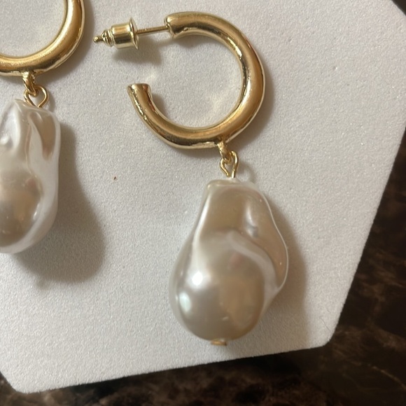 Pearl Gold Hoop Earrings - Picture 6 of 7